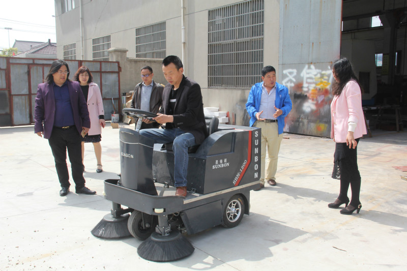 河北客戶考察圣倍諾電動(dòng)掃地車
