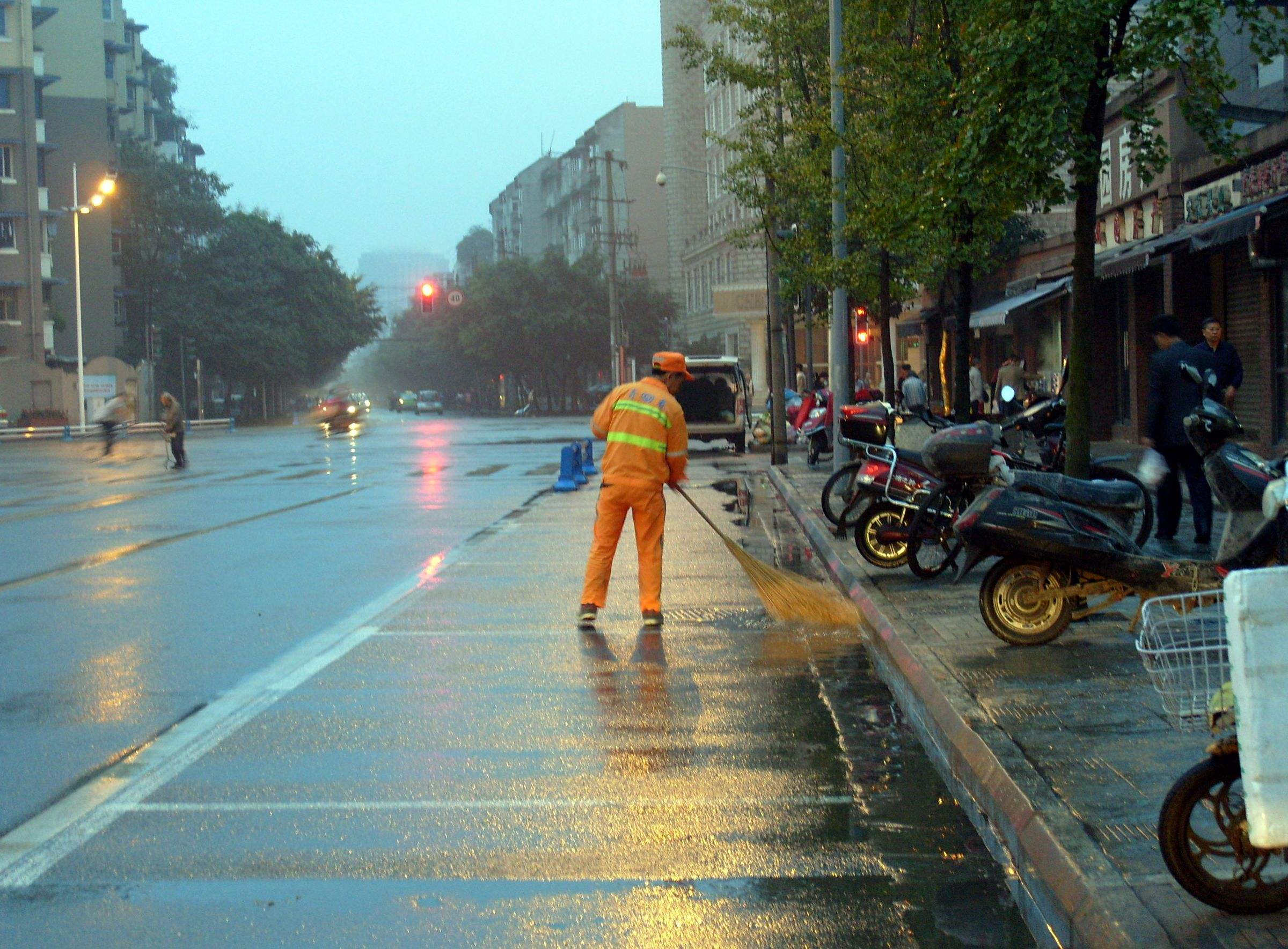 圣倍諾電動駕駛式掃地車，城市清潔的“守護者”