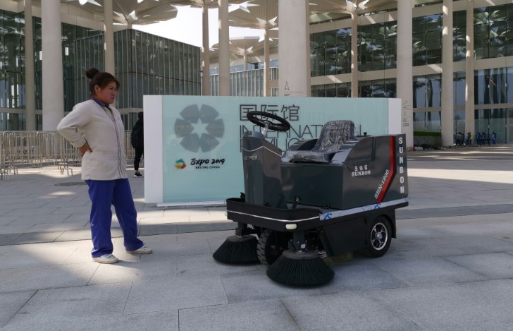 小型電動掃地車走進(jìn)2019北京世園會