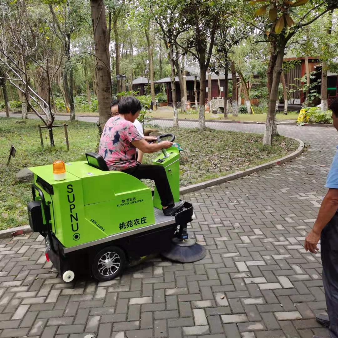 環衛電動掃地車具有保養地面的功能