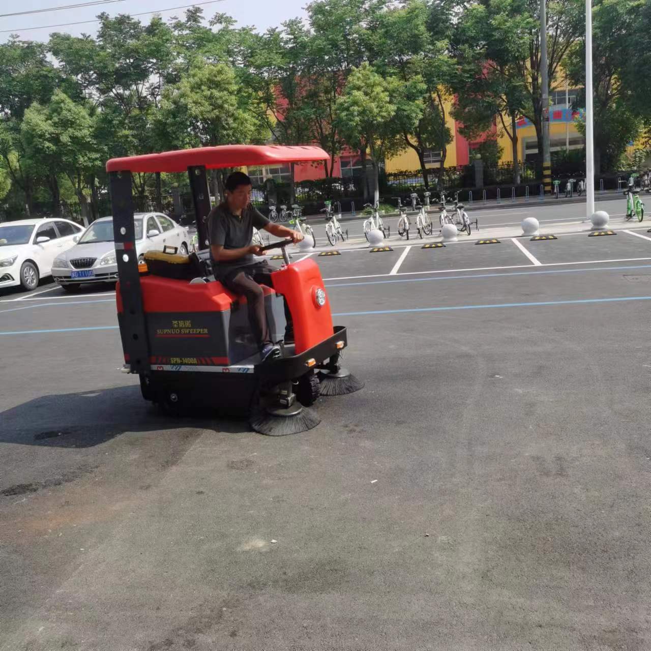 電動掃地車保證工作效率和效果，節(jié)省公司成本