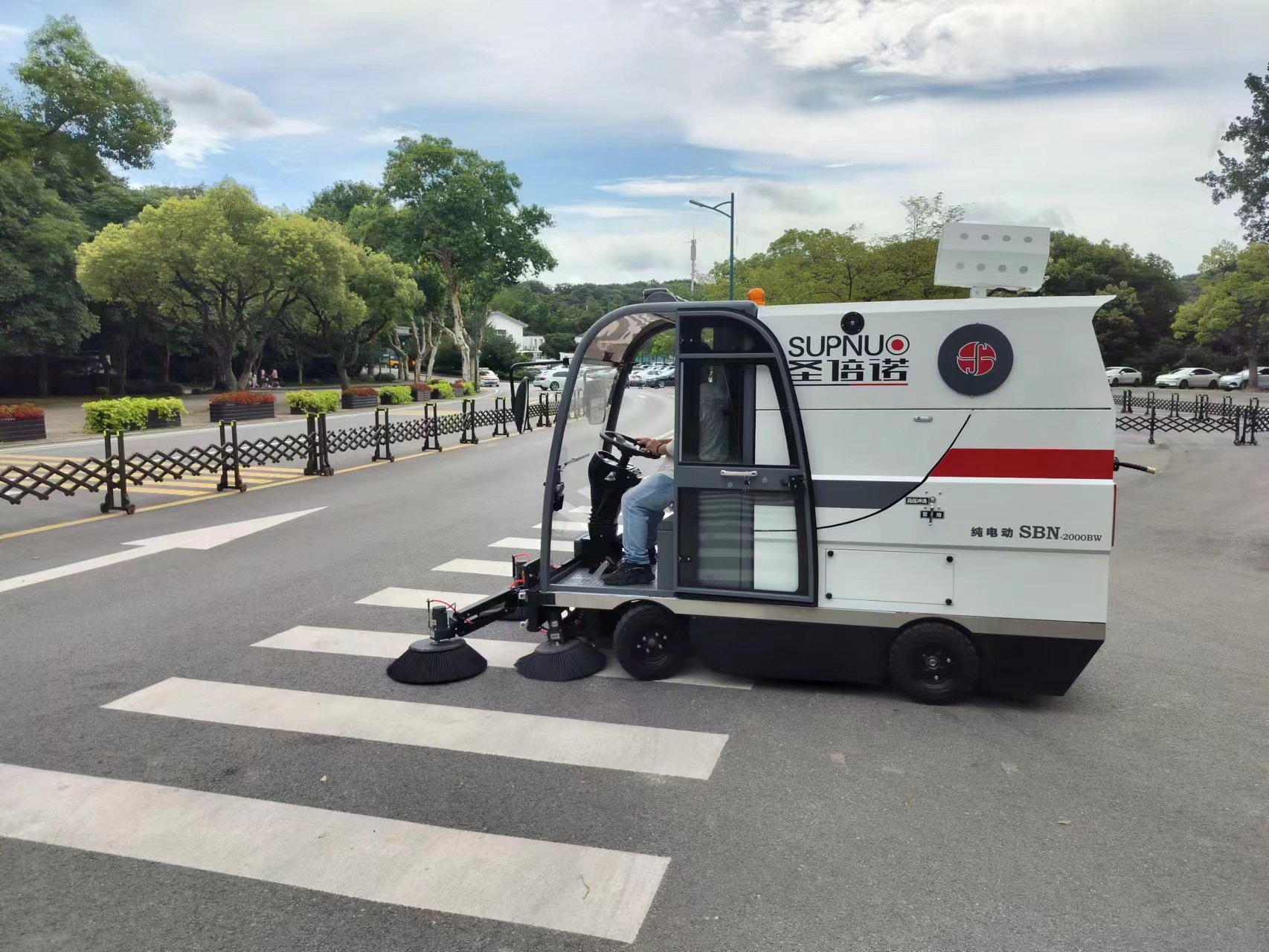 駕駛式小型電動(dòng)掃地車(chē)集吸塵、灑水于一體，操作簡(jiǎn)單