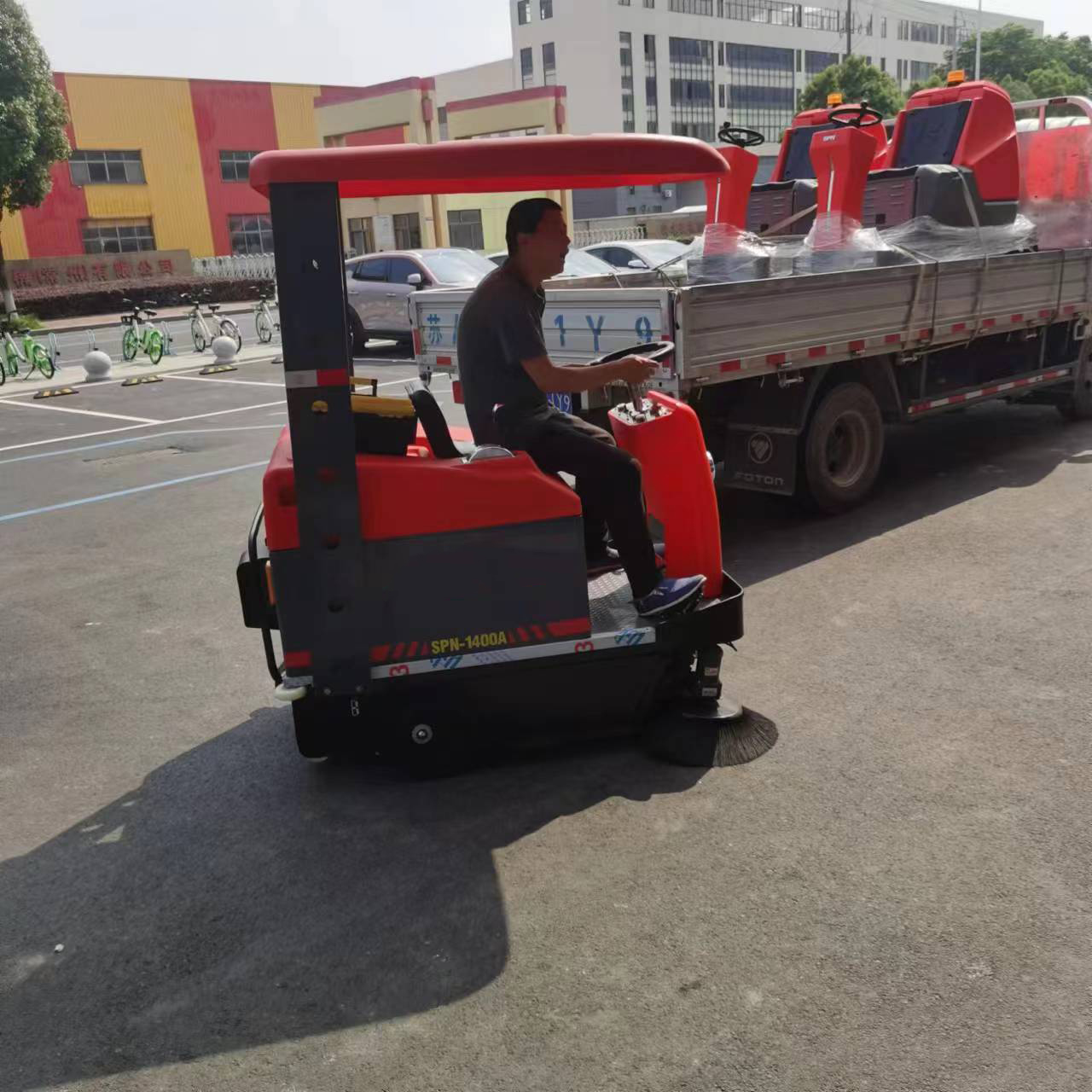 環保電動清掃車，高效清潔園區