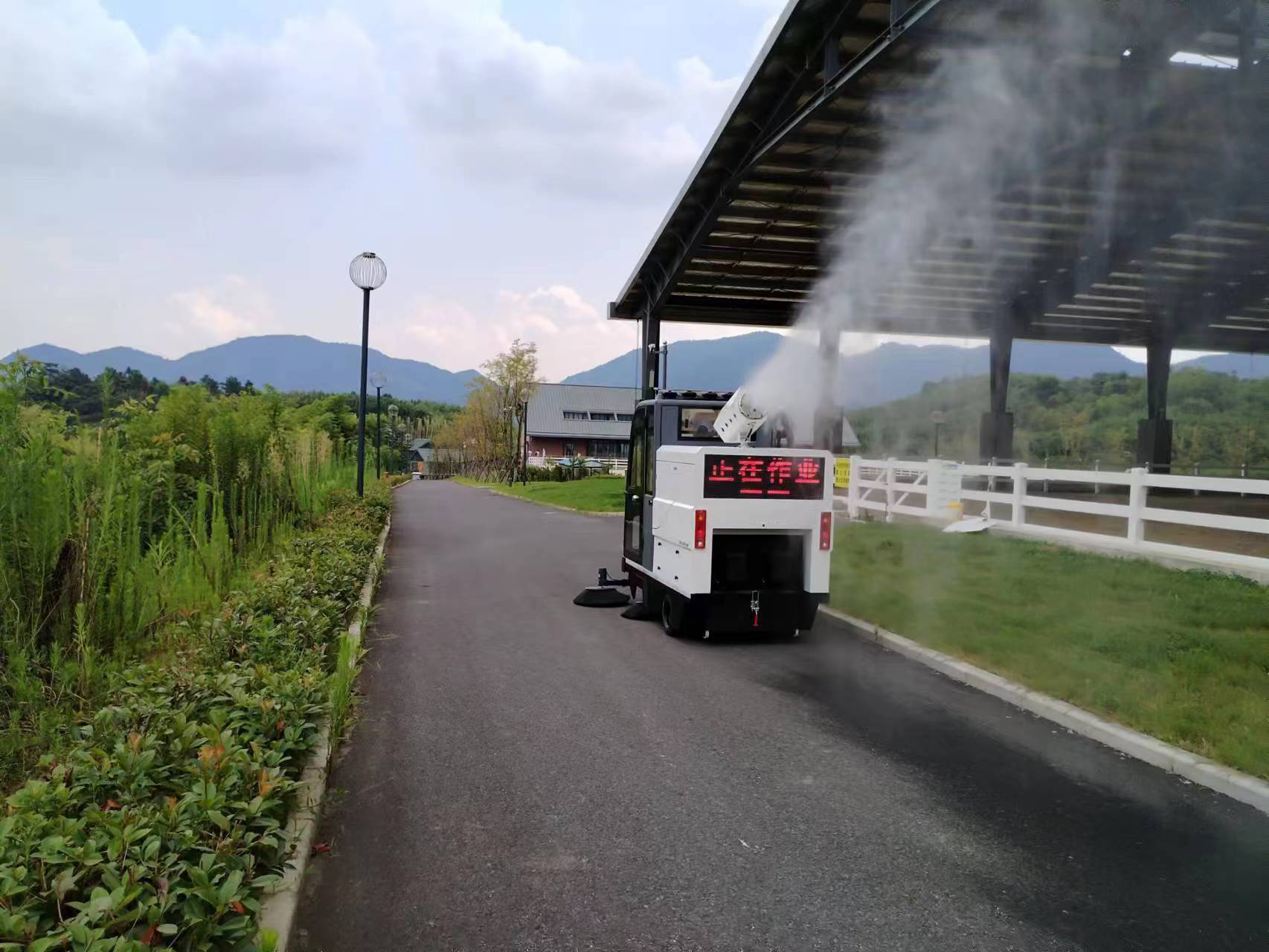 小型馬路清掃車的清潔優(yōu)勢