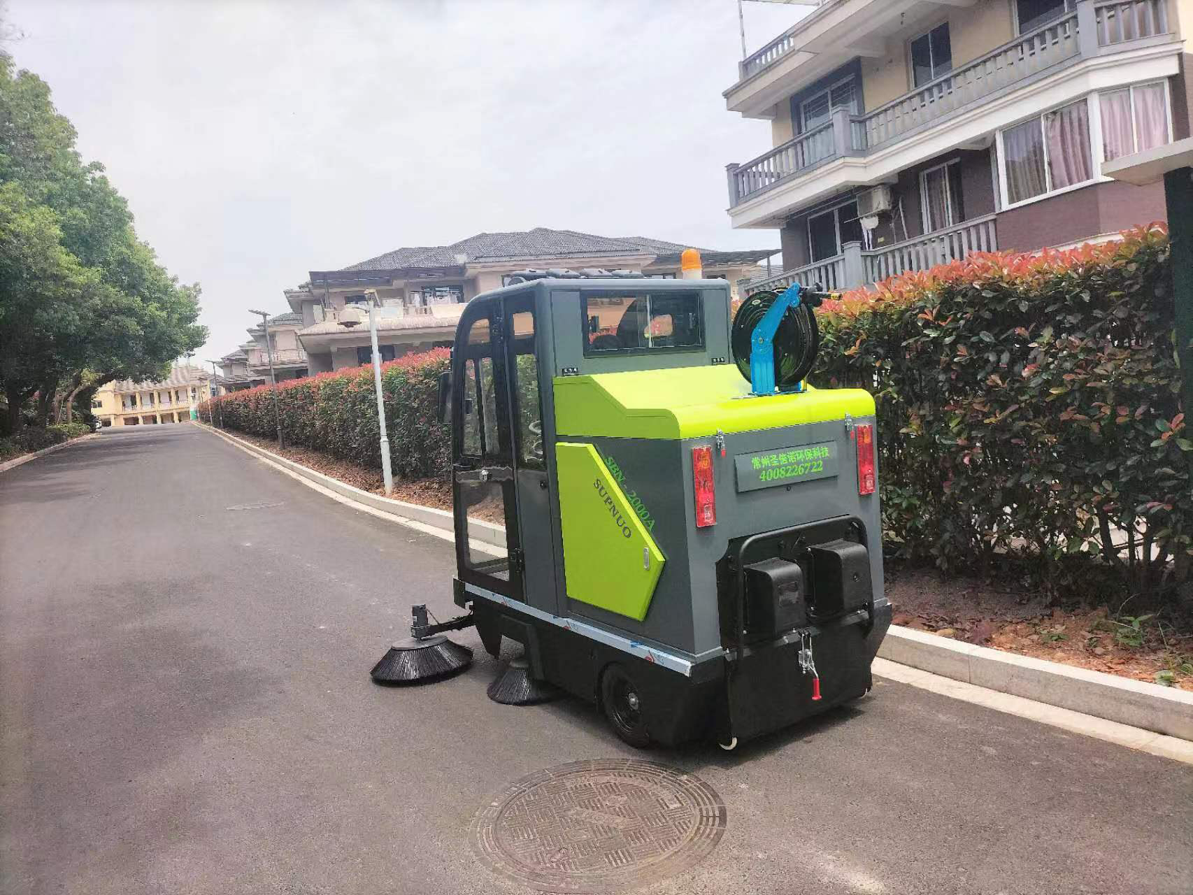 電動駕駛式掃地車：廠區(qū)清掃新利器